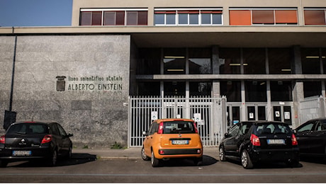 Milano, studente aggredito davanti al liceo Einstein dopo aver staccato i manifesti del Blocco Studentesco