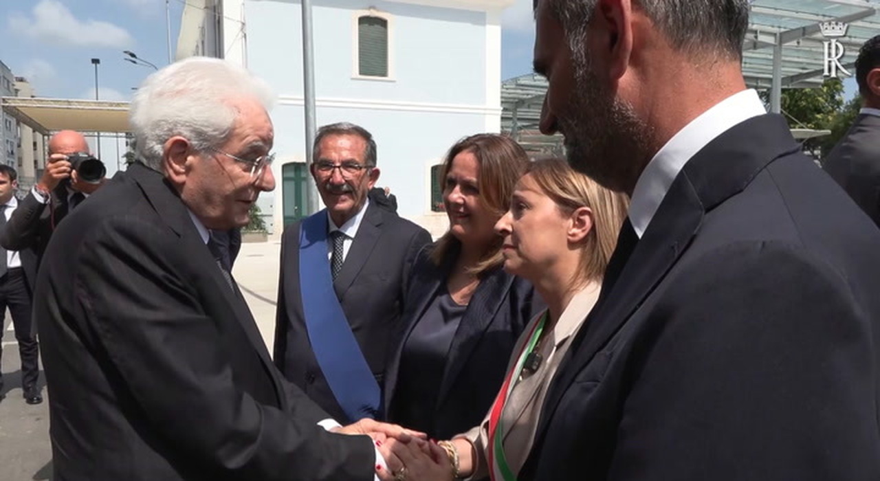 Dieci anni fa lo scontro fra treni in Puglia, Mattarella alla commemorazione delle 23 vittime: applausi e strette di mano