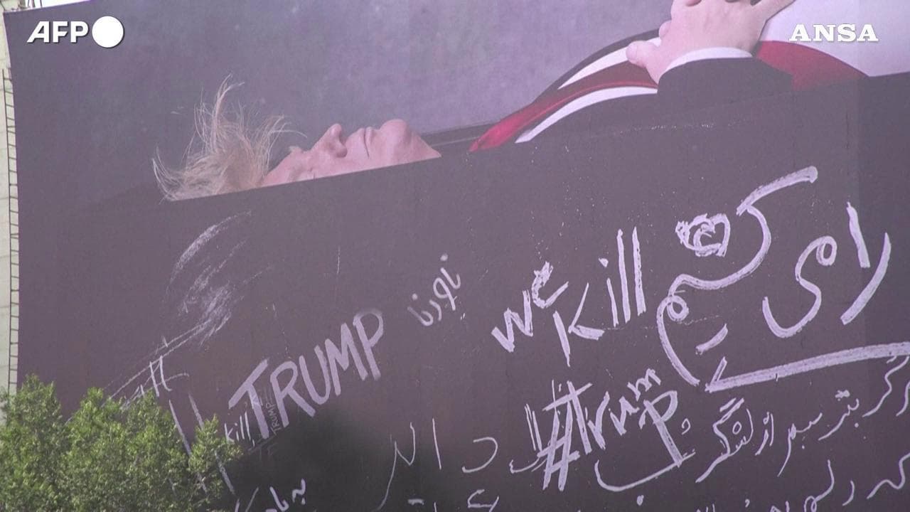 Teheran, nuovo murale con Trump in una bara: Lo uccideremo per vendicare Ali Khamenei