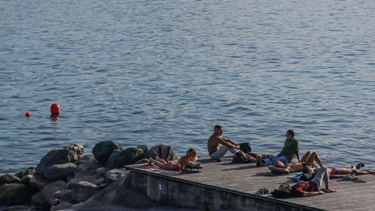 Si tuffa per salvare un bambino e scompare nel lago di Garda