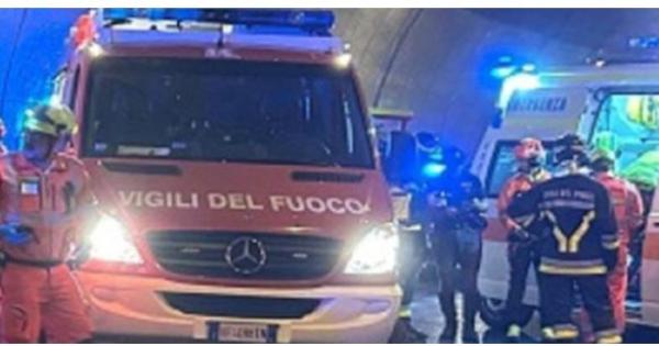 A piedi in galleria per recuperare un oggetto, travolto e ucciso