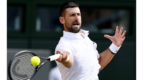 Djokovic trascina il suo fisico e batte Auger-Aliassime al tie-break: è in semifinale