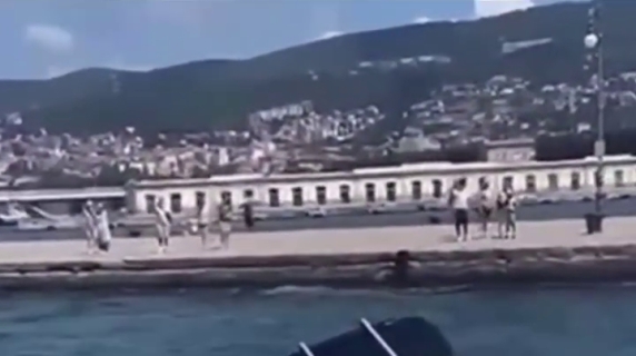 Trieste, finisce con l'auto in mare: i cadetti dell'Accademia di Modena si tuffano e lo salvano