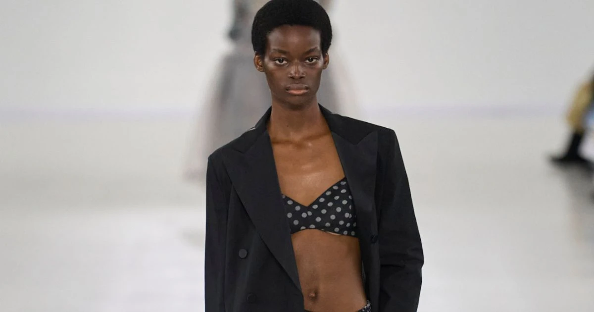 Il trucco da passerella per rendere più eleganti i pantaloni estivi? Basta un pareo