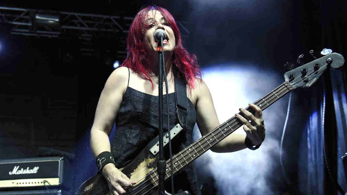 Morta Jennifer Finch delle L7: la bassista aveva 59 anni, il tumore al cervello si è portato via un’icona del punk rock