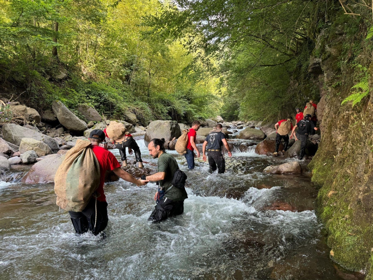 Come sopravvivere nel bosco, i «trucchi» dell'esperto: «Acqua, uova di formiche, capanne di muschio e rami»