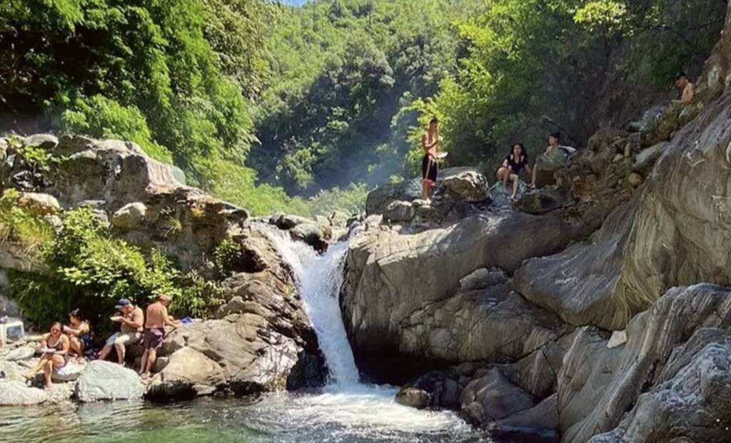 “Risse, bivacchi e viabilità nel caos, siamo abbandonati”: i comitati della Val Varenna sulle barricate