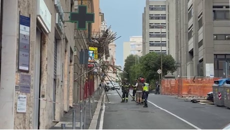 Raffiche di vento e temporali, crolla un ponteggio nel centro di Genova: strada chiusa per la messa in sicurezza
