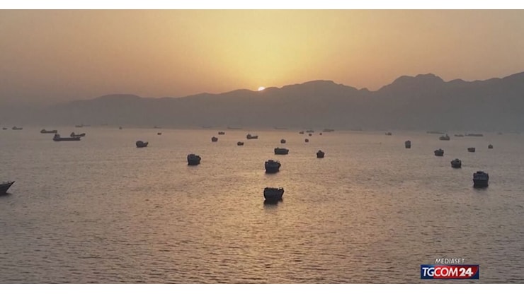 Tgcom24: Stretto di Hormuz all'alba: il drone riprende l'attesa delle navi bloccate Video - Mediaset Infinity