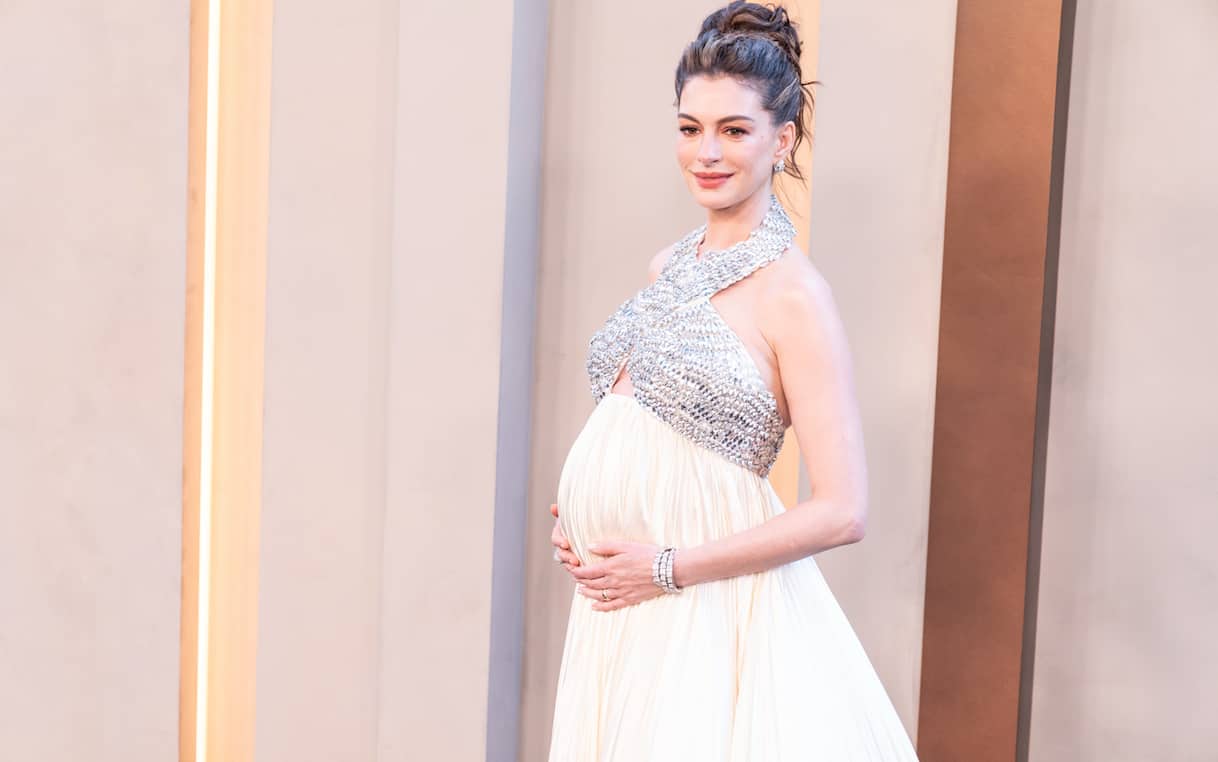 Anne Hathaway incinta del terzo figlio a 43 anni: 'La gravidanza ha scioccato me e mio marito' I Sky TG24