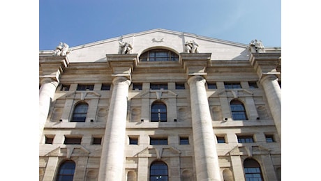 Piazza Affari scivola del 2,8%: St crolla, Eni in controtendenza