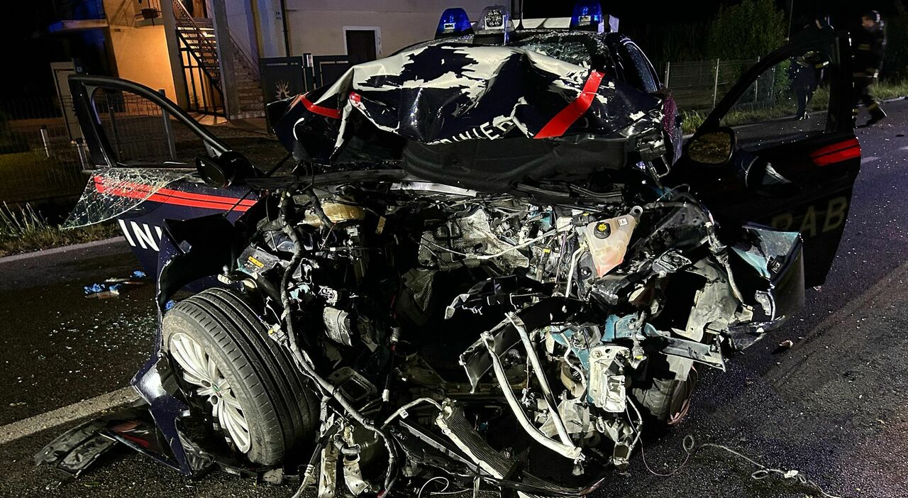 Incidente frontale tra una gazzella dei carabinieri e un'auto con a bordo una famiglia: gravissimo un militare, feriti anche due bambini VIDEO