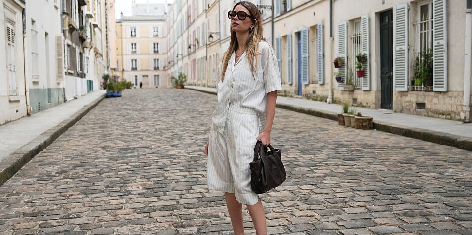 Come vestirsi quando ci sono 40 gradi: 5 outfit chic che funzionano davvero