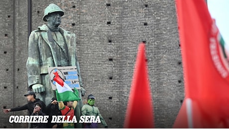 Torino, corteo contro il riarmo e il carovita: «Meloni vattene»