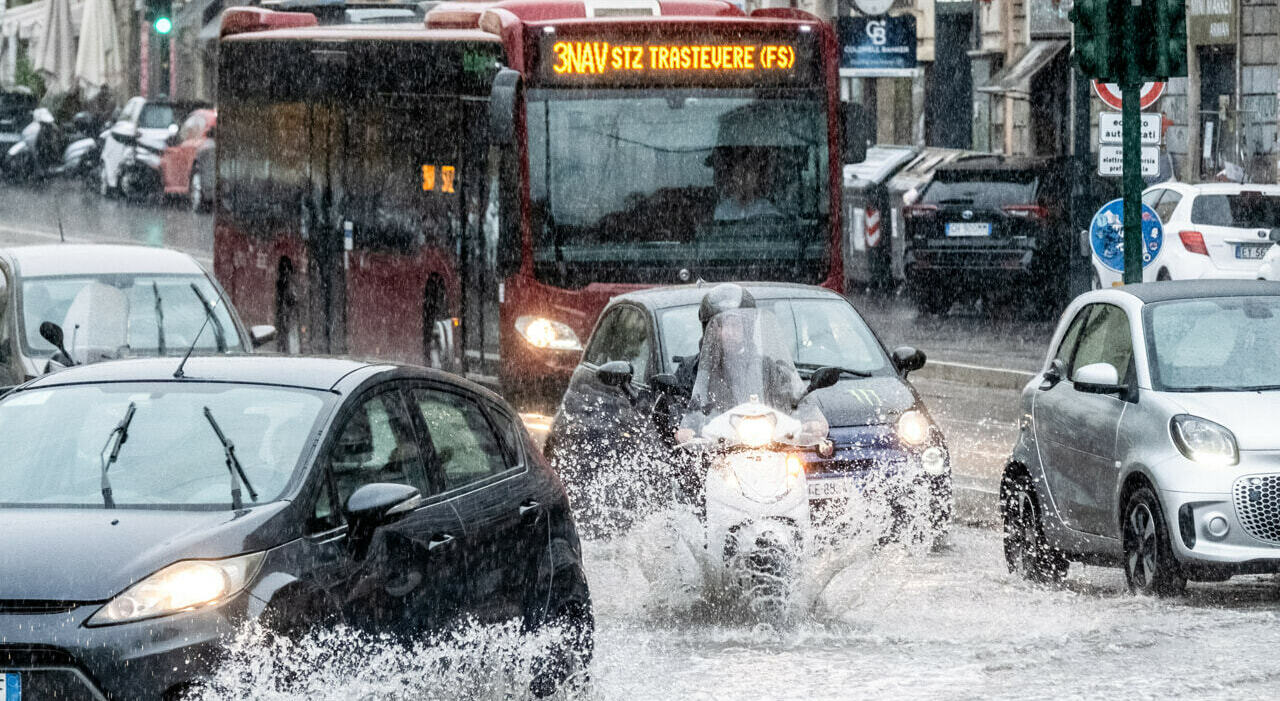 Maltempo, allerta meteo su 15 regioni: temporali, grandine e allagamenti. Perturbazione verso Sud, bomba d'acqua su Napoli