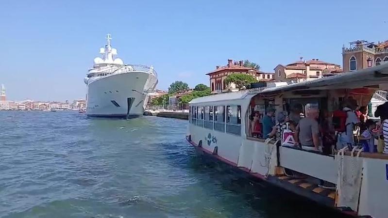 Video: Venezia, lo yacht dell'ambasciatore Fertitta sotto sorveglianza in Riva dei Sette Martiri