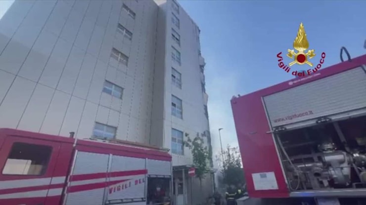 Napoli, incendio all'Ospedale del Mare: domate le fiamme - Sky TG24