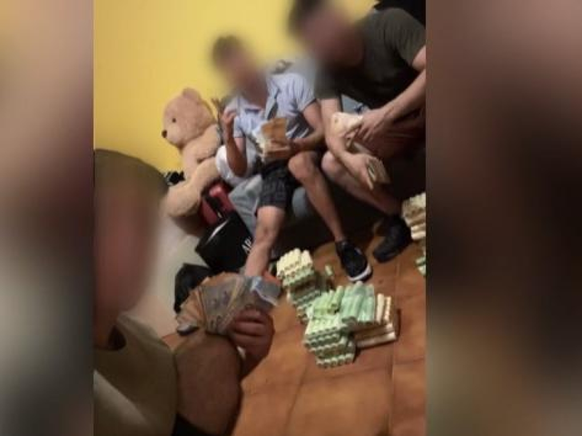 La gang dell'ex Hotel Cinecittà: furti nei negozi con il martello pneumatico, poi lo show sui social con il bottino