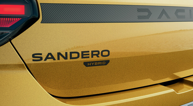 Dacia Sandero, ecco il Full Hybrid. Si inizia con la Stepway da 20.800 euro, tra qualche settimana la Streetway