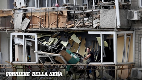 Attacco russo su Odessa, due morti e otto feriti: missile colpisce un condominio. Zelensky: “Produrremo missili Patriot”