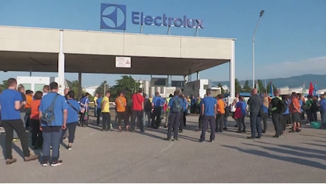 Electrolux, il governo spinge per un nuovo piano industriale entro ottobre. Rimandato il tavolo decisivo