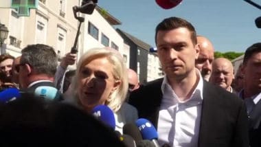 Le Pen apre campagna dal mercato de La Flèche: Qui ora votano noi