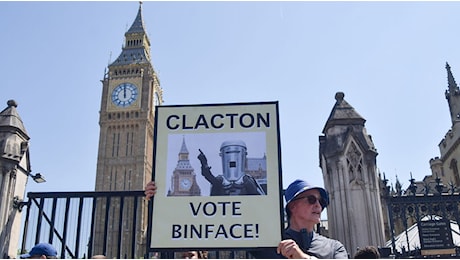 Count Binface contro Farage, la sfida (da bidone) per il seggio di Clacton