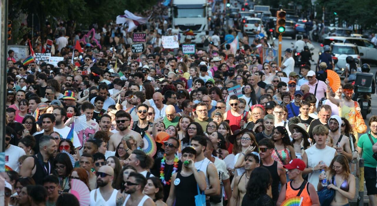 Napoli Pride 2026, la parata arcobaleno parte da Porta Capuana: tra la folla anche Roberto Fico e Gaetano Manfredi