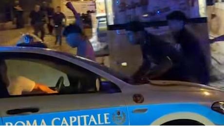 Assalto al Colosseo, maranza accerchiano i vigili: tre arresti e agenti feriti