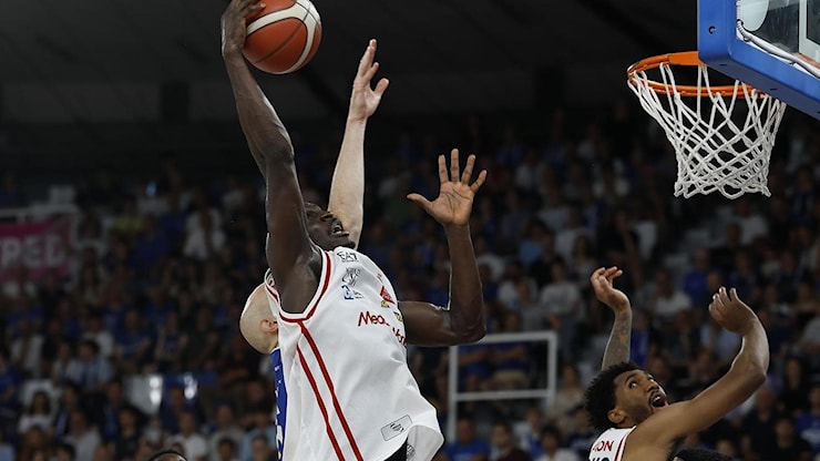 Basket, Brescia batte Milano e pareggia la serie (1-1) - la Repubblica