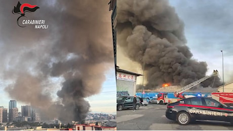 Napoli, vasto incendio in un capannone di via Brin: colonna di fumo nero visibile in tutta la città