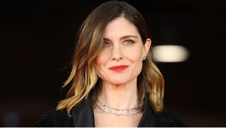Vittoria Puccini, il total black Dior alla Festa del Cinema di Roma tra shearling e rossetto rosso