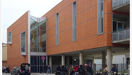 Studente ferito con un coltello nei bagni del liceo Ariosto di Ferrara, arrestato un maggiorenne