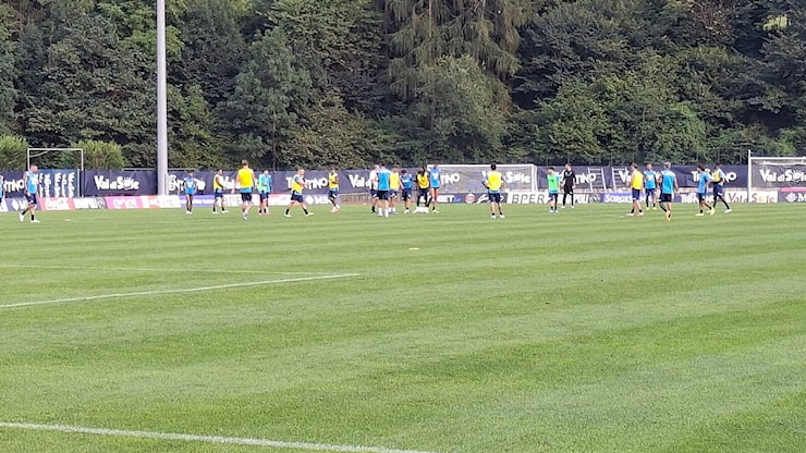 Conte è già alle spalle: Allegri cambia subito il Napoli a Dimaro. Cori e applausi per Max - Sportmediaset