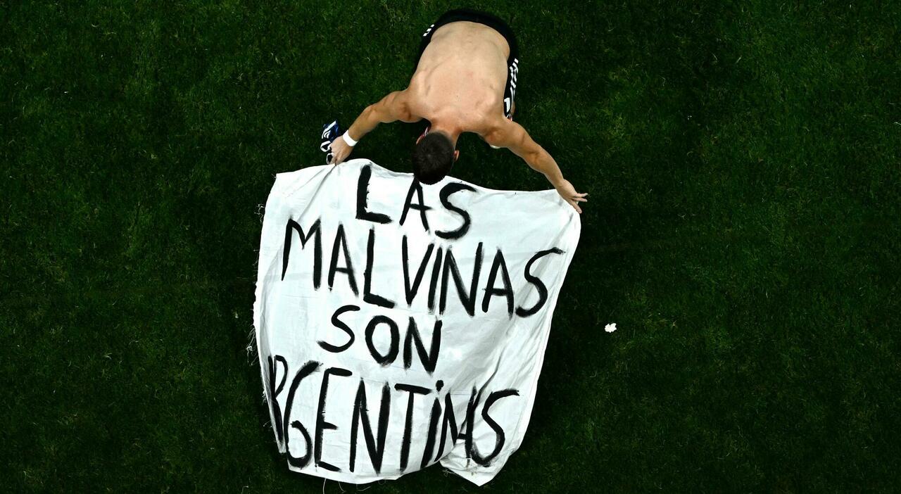 Mondiali, l'Inghilterra: «La Fifa apra un'indagine per lo striscione dell'Argentina sulle Isole Falklands nella semifinale»