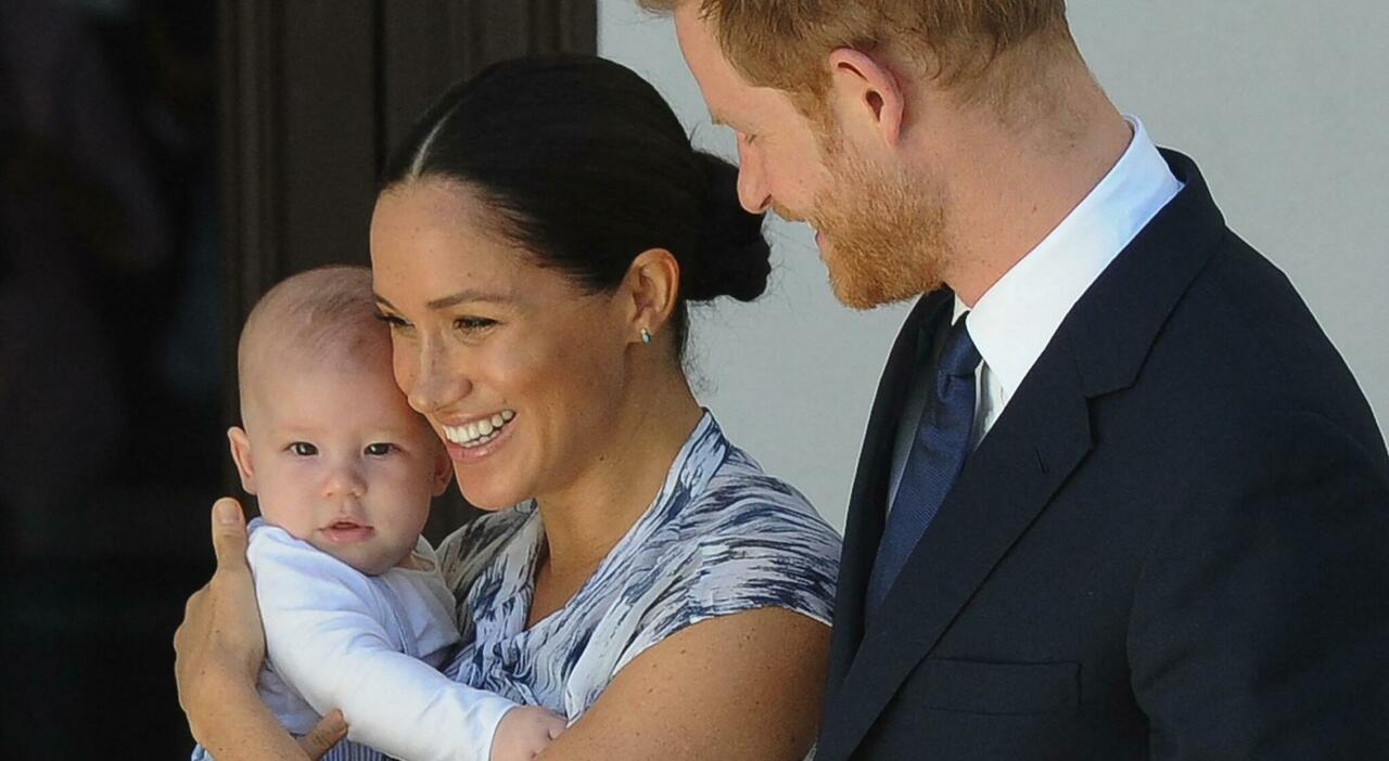 «Harry e Meghan, faccia a faccia con Carlo gelido: lei costretta a tornare in California in anticipo»