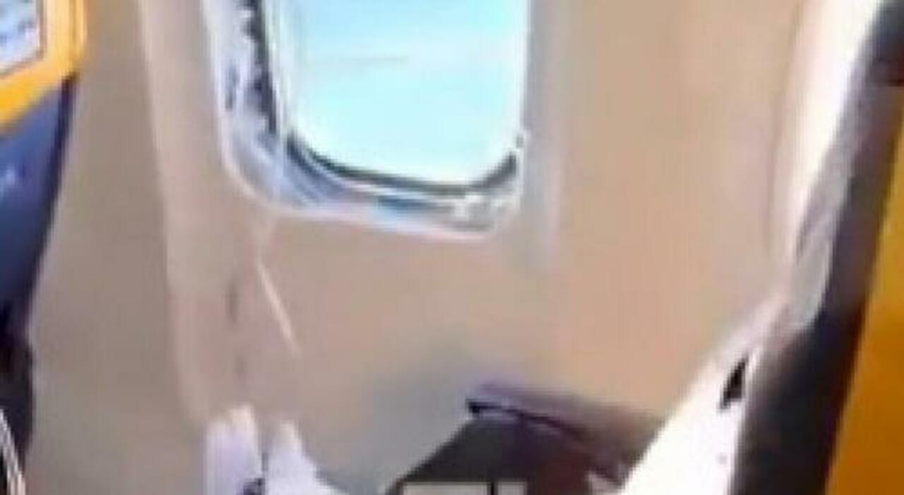 Si rompe il finestrino in volo. Un passeggero trattenuto per non essere risucchiato