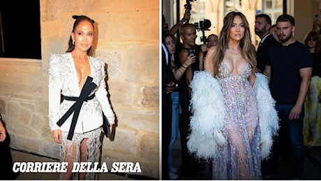 Jennifer Lopez a Parigi, due look da Haute Couture tra cristalli e trasparenze