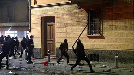 Scontri a Bologna, tre arresti e 32 feriti dopo il corteo