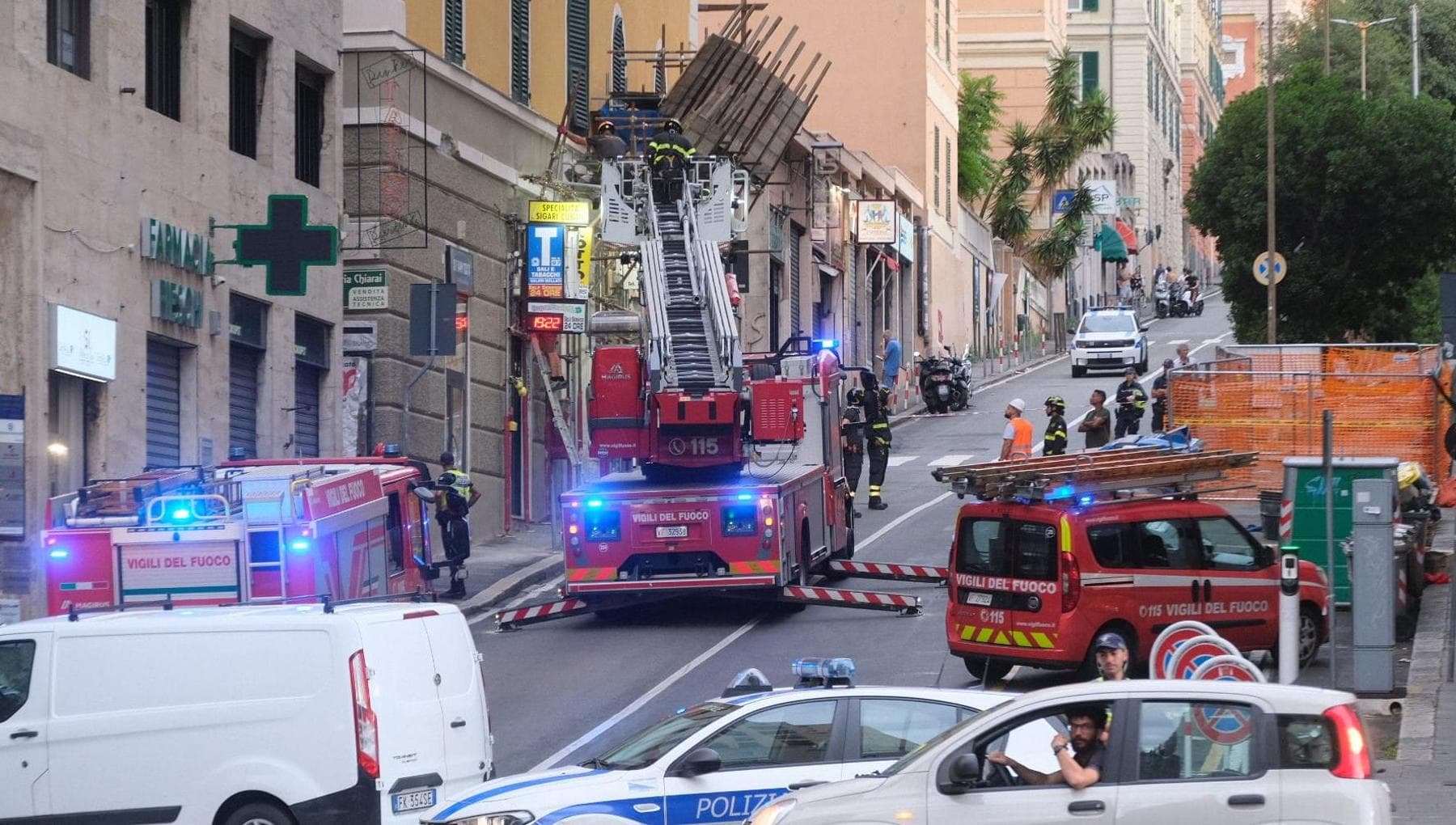 Raffiche di vento, crolla ponteggio a Genova, a Ventimiglia telone sui binari e scuola scoperchiata