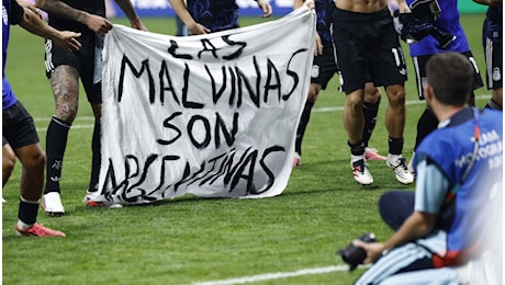 Lo striscione sulle Malvine infiamma Argentina-Inghilterra: Londra chiede un'indagine della Fifa
