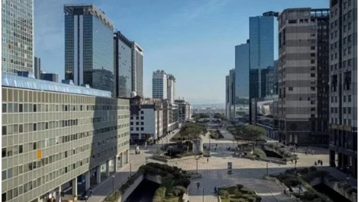 Napoli, terrore al Centro direzionale: donna subisce violenza sessuale, salvata da due clochard - la Repubblica