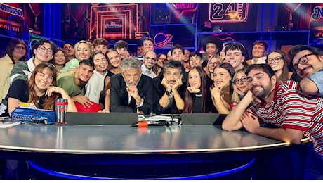 Sanremo 2027, Fiorello scherza su Brad Pitt con De Martino e cita Dua Lipa