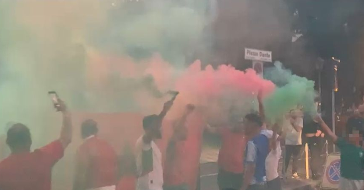 Il Marocco si qualifica ai quarti di finale e parte la festa in piazza tra fumogeni, cori e caroselli