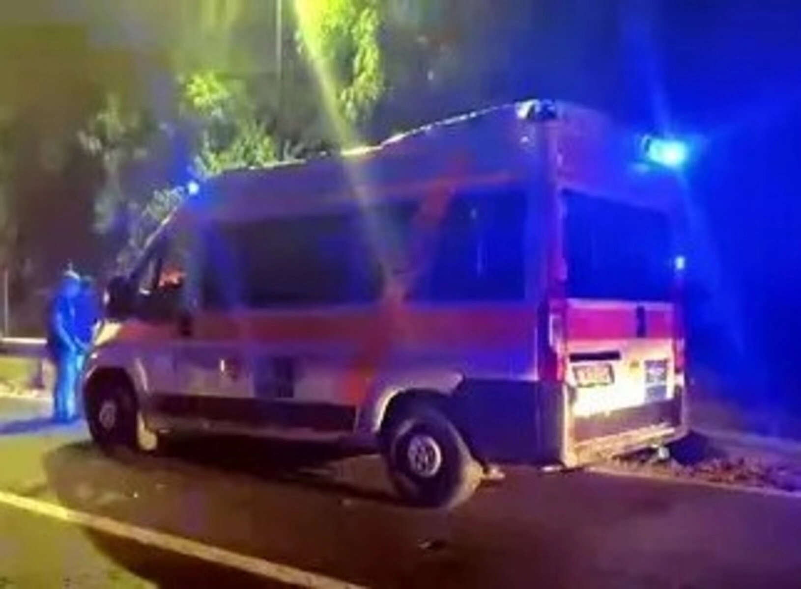 INCIDENTE MOTO Schianto in moto contro un camper, muore a vent’anni. Il padre: “Non è possibile”