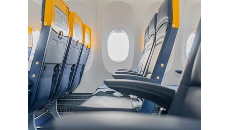 Ryanair, finestrino si rompe in volo: passeggero rischia di essere risucchiato