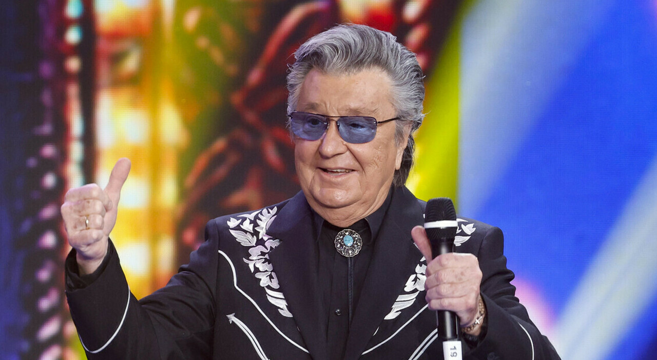Bobby Solo cancella il concerto: «Troppi moscerini per esibirsi», organizzatori sulle barricate