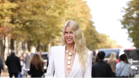Claudia Schiffer conquista Parigi con il tailleur bianco e la collana boho