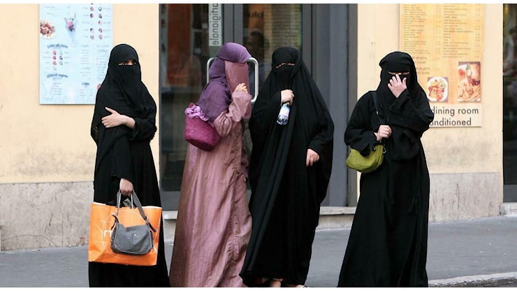 Austria, divieto di velo in classe per le ragazze sotto i 14 anni: il Parlamento approva la legge - Il Messaggero