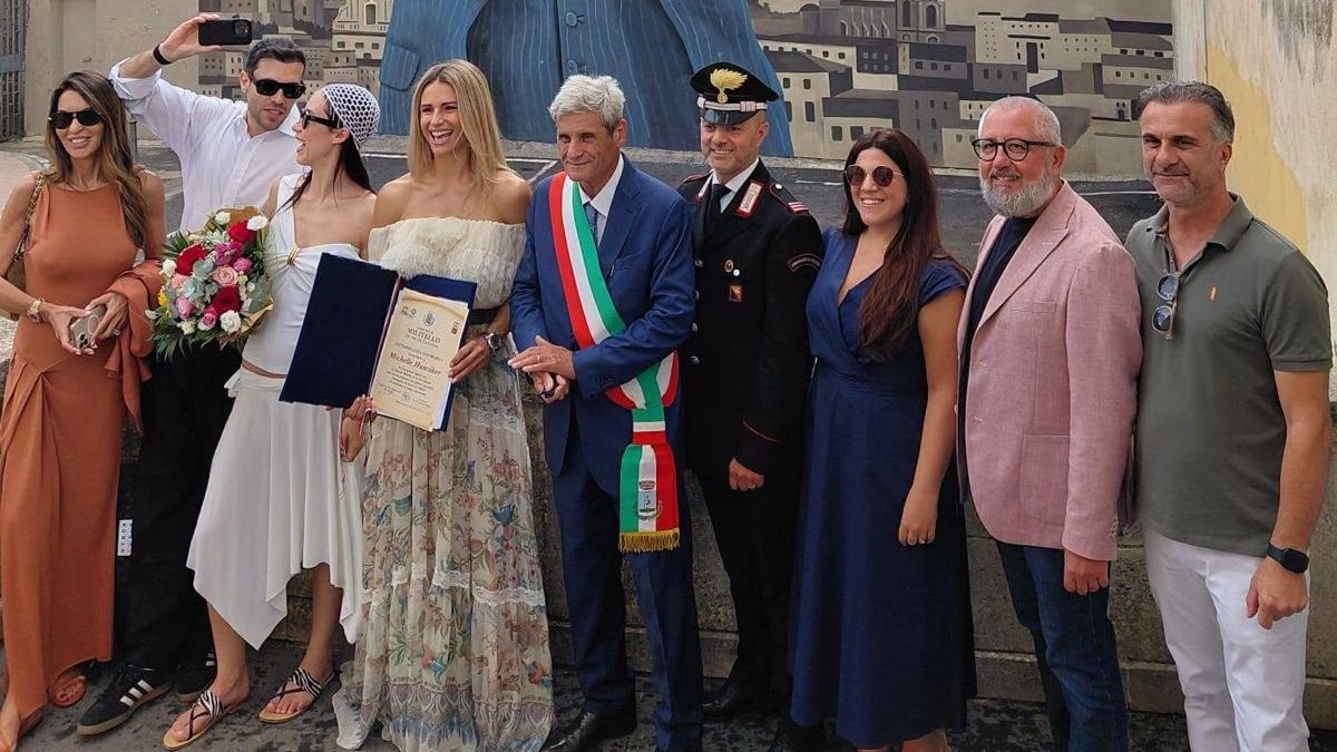 Aurora Ramazzotti, il primo look della sposa: gonna asimmetrica, cuffietta e infradito. La cerimonia civile è all'insegna della praticità